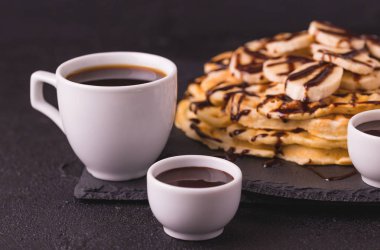 Fincan kahve ve muz ve çikolata ile gözleme