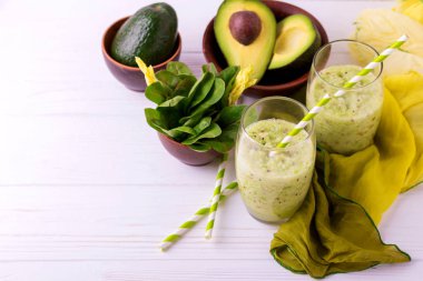 Yeşil smoothie avokado, ıspanak ve kereviz. Sağlıklı gıda