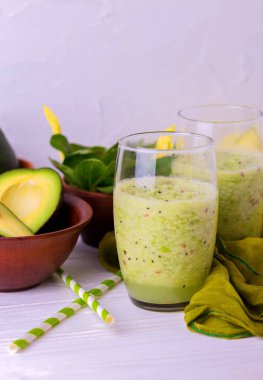 Yeşil smoothie avokado, ıspanak ve kereviz. Sağlıklı gıda