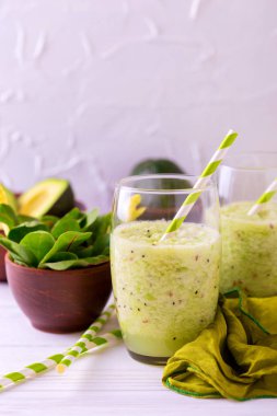 Yeşil smoothie avokado, ıspanak ve kereviz. Sağlıklı gıda