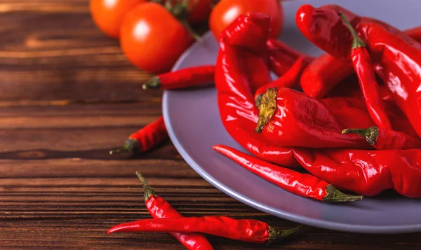 Kırmızı sıcak biber biber domates plaka ile turşusu — Stok fotoğraf