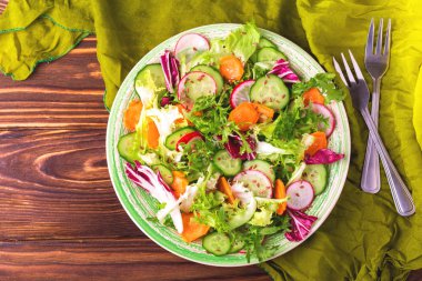 Taze salata salata karışımı, salatalık, turp ve havuç ile