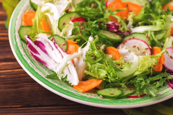 Свежий салат со смесью салата, огурцом, редиской и морковью — стоковое фото