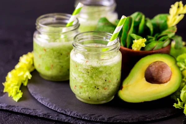 Πράσινο smoothie με αβοκάντο, σπανάκι και σέλινο. Υγιεινά τρόφιμα — Φωτογραφία Αρχείου