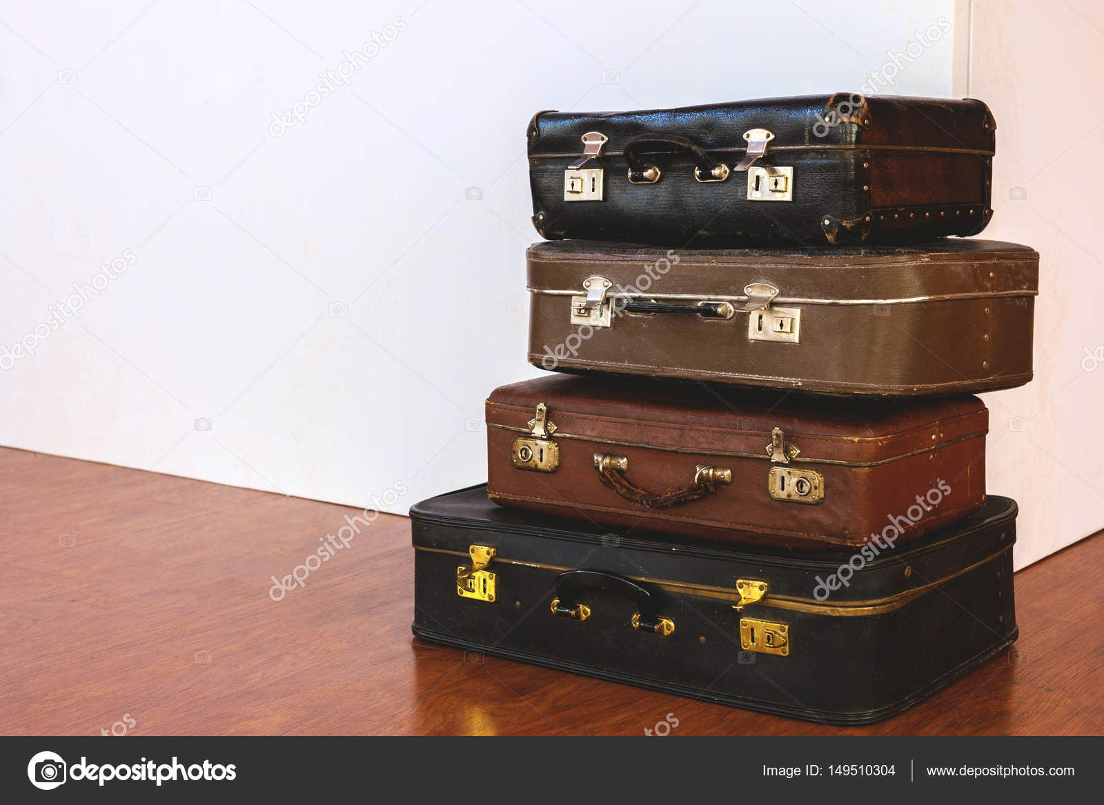 inden for Blaze Anzai Gammel bunke gamle kufferter. Design og rejsekoncept — Stock-foto ©  julie.kononenko@gmail.com #149510304