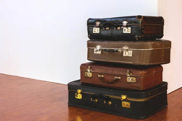 Pile vintage de valises anciennes. Conception et concept de voyage — Photo