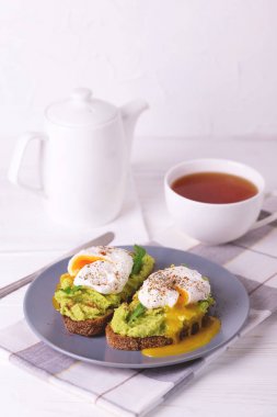 Haşlanmış yumurta ile tost, avokado, baharat ve roka püresi