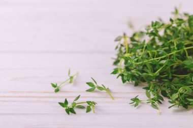 Ahşap arka plan üzerinde taze organik kekik demet