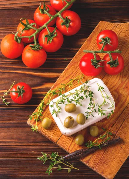 Feta di formaggio greco con timo e olive verdi — Foto Stock