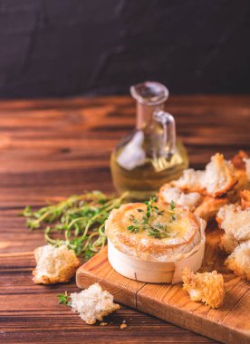 Fransız Camembert peyniri kekik ve baget ekmek ile pişmiş