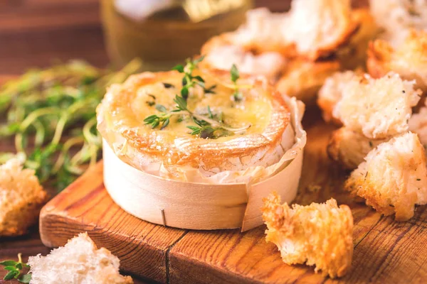 Französisch gebackener Camembert mit Thymian und Baguettebrot — Stockfoto