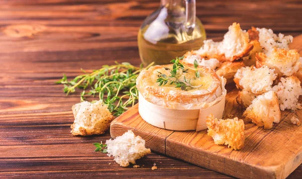 Französisch gebackener Camembert mit Thymian und Baguettebrot — Stockfoto