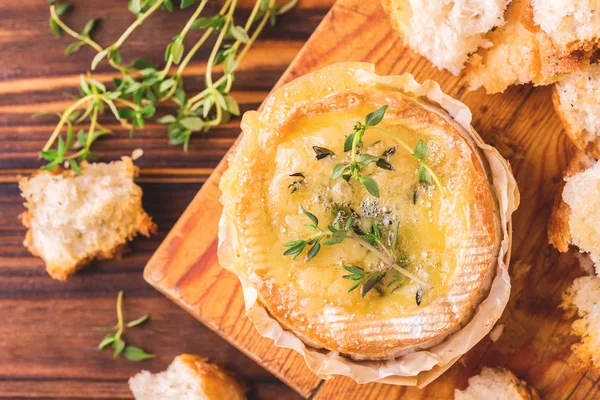 ชีส Camembert อบฝรั่งเศสกับไทม์และขนมปัง baguette — ภาพถ่ายสต็อก