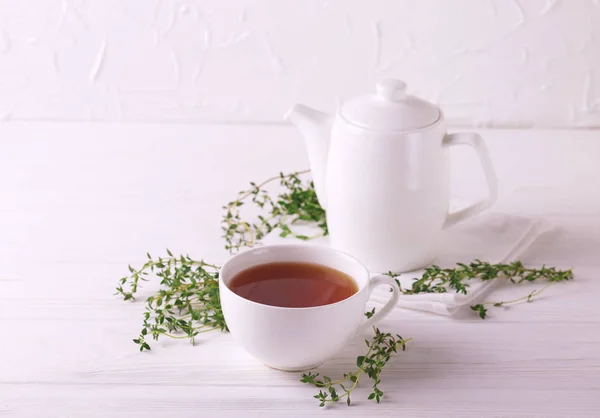 Herbata ziołowa tymianek. Zdrowy napój. Medycyna alternatywna — Zdjęcie stockowe