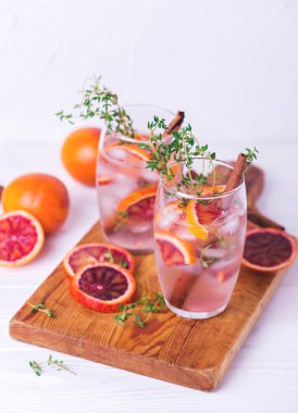 Kekik, tarçın, buz ve bal ile turuncu limonata