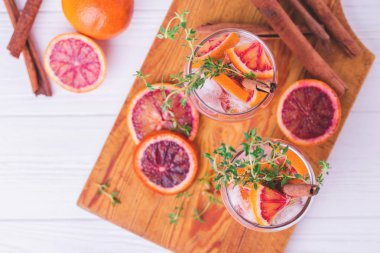 Kekik, tarçın, buz ve bal ile turuncu limonata