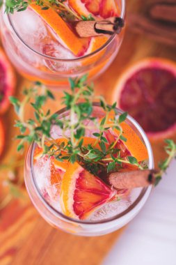 Kekik, tarçın, buz ve bal ile turuncu limonata