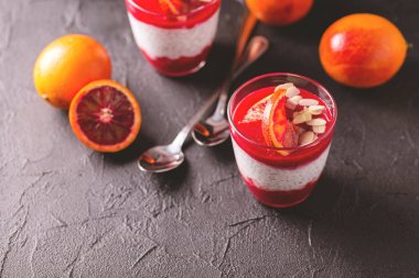 Chia puding taze kanlı turuncu ve reçel ile