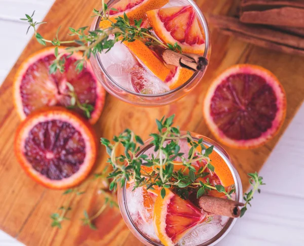 백 리 향, 계 피, 얼음, 꿀 함께 오렌지 레모네이드 — 스톡 사진