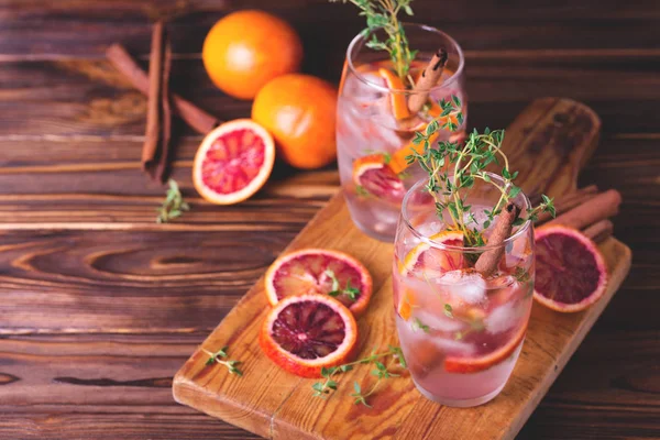 백 리 향, 계 피, 얼음, 꿀 함께 오렌지 레모네이드 — 스톡 사진