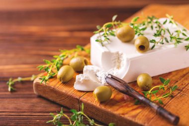 Yunan peynir beyaz kekik ve yeşil zeytin ile