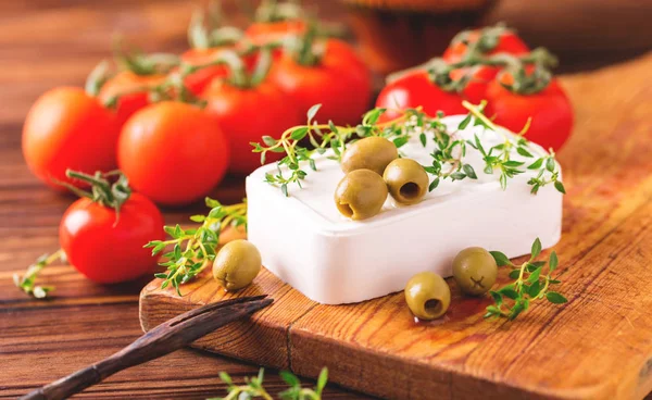 Görög sajt feta, kakukkfű és a zöld olajbogyó — Stock Fotó