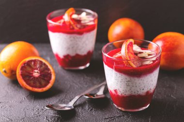Chia puding taze kanlı turuncu ve reçel ile