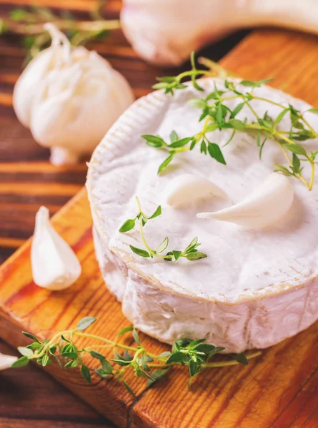 Francia házi Camembert sajt, fokhagyma és kakukkfű — Stock Fotó