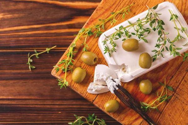 Görög sajt feta, kakukkfű és a zöld olajbogyó — Stock Fotó