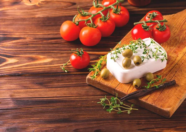 Греческий сыр фета с тимьяном и зелеными оливками — стоковое фото