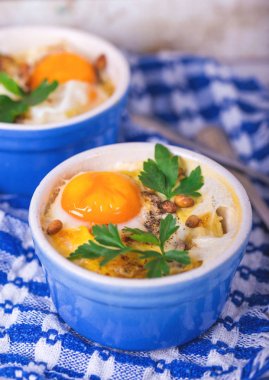 Yumurta tr Cocotte pişmiş ıspanak, maydanoz ve crea