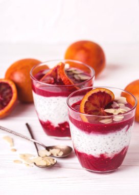 Chia puding taze kanlı turuncu ve reçel ile