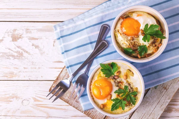Αυγά en Cocotte φούρνου με σπανάκι, μαϊντανό και crea — Φωτογραφία Αρχείου