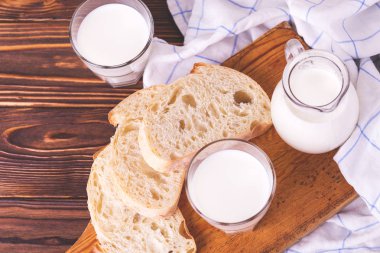 Dilimlenmiş kepekli ekmek, taze süt 