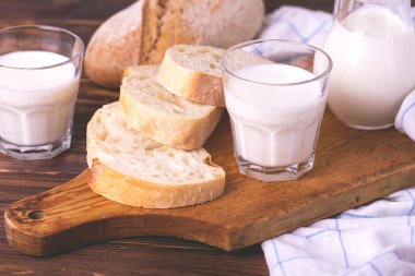 Dilimlenmiş kepekli ekmek, taze süt 