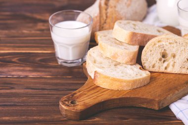 Dilimlenmiş kepekli ekmek, taze süt 