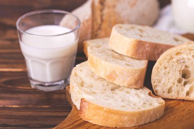 Dilimlenmiş kepekli ekmek, taze süt 