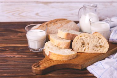 Dilimlenmiş kepekli ekmek, taze süt 