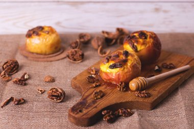 Süzme peynir, ceviz ve bal ile pişmiş elma