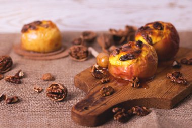 Süzme peynir, ceviz ve bal ile pişmiş elma