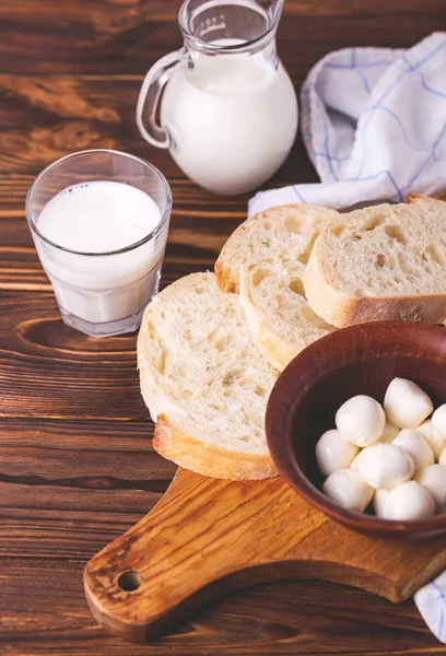 Pain de blé tranché, verre de lait frais et mozzarella — Photo