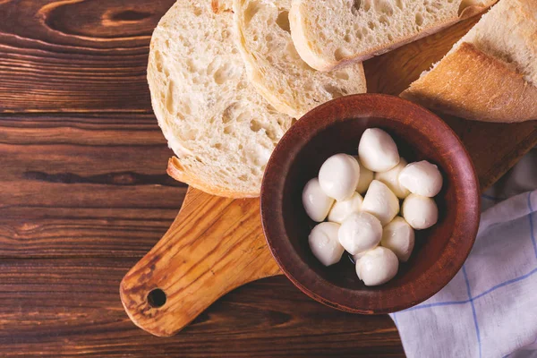 Gesneden brood van de tarwe en mozzarella. Gezonde voeding — Stockfoto
