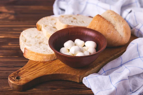 Gesneden brood van de tarwe en mozzarella. Gezonde voeding — Stockfoto
