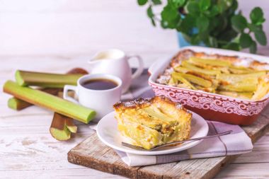 Kahvaltıda kahve espresso ile geleneksel ravent pasta. 