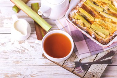 Kahvaltıda çay ile geleneksel ravent pasta. 