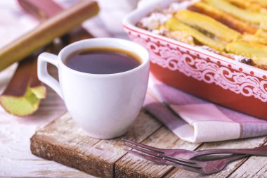 Kahvaltıda kahve espresso ile geleneksel ravent pasta. 