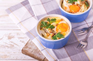 Yumurta tr Cocotte pişmiş ıspanak, maydanoz ve crea