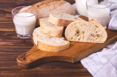 Dilimlenmiş kepekli ekmek, taze süt 