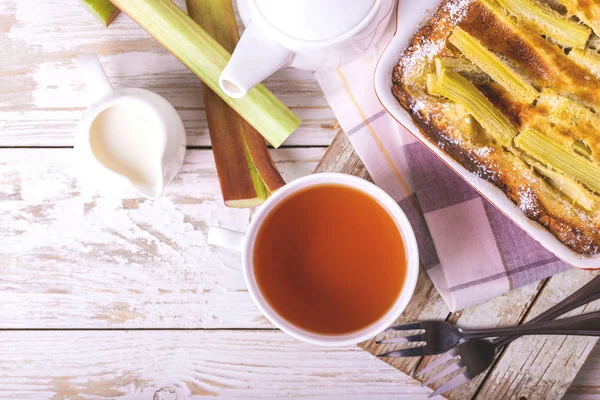 Traditionele Rabarber taart met thee bij het ontbijt. — Stockfoto