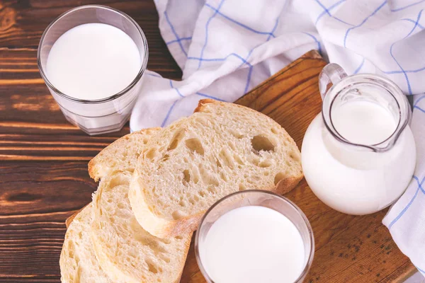 밀 빵, 신선한 우유의 유리를 슬라이스 — 스톡 사진